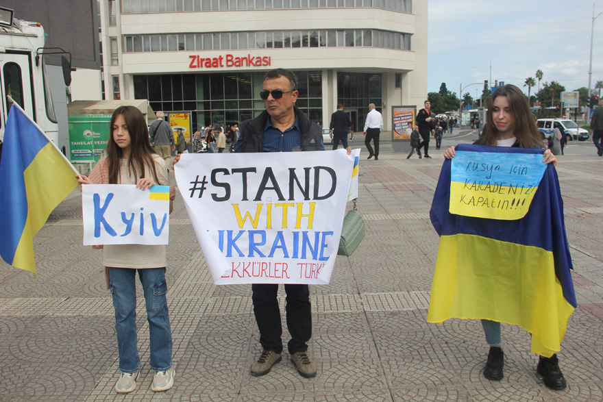 samsundaki-ukraynalilar-fuze-saldirisini-protesto-etti-006.jpg