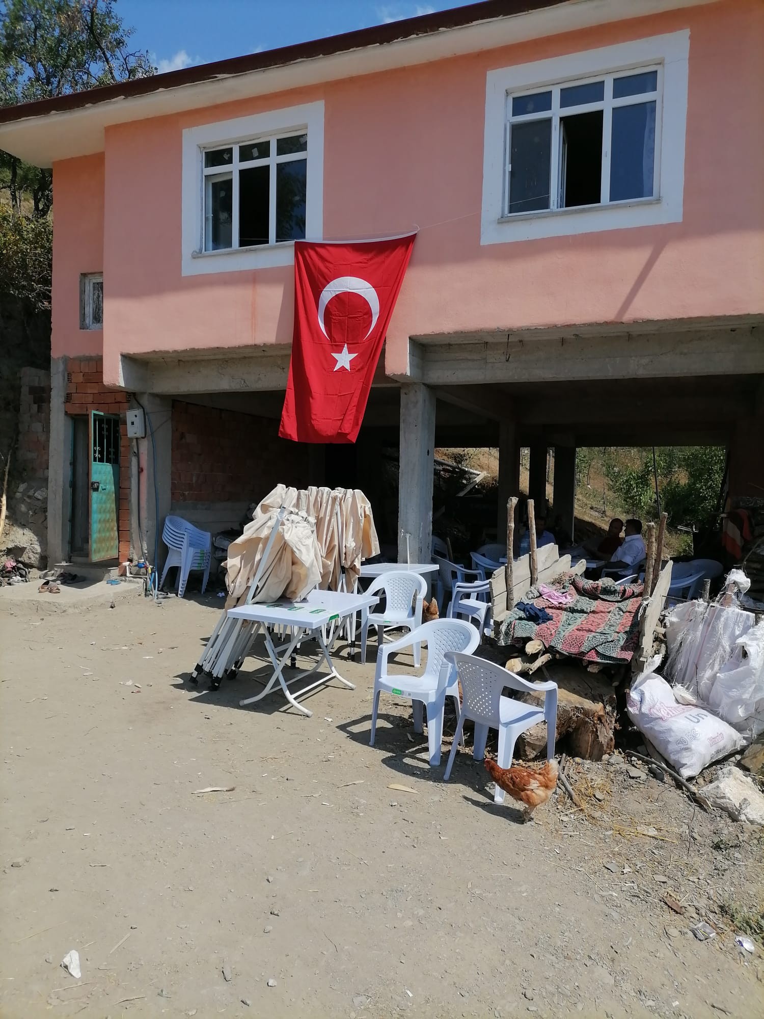 samsunlu-sehidin-evi-turk-bayraklari-ile-donatildi-001.jpg