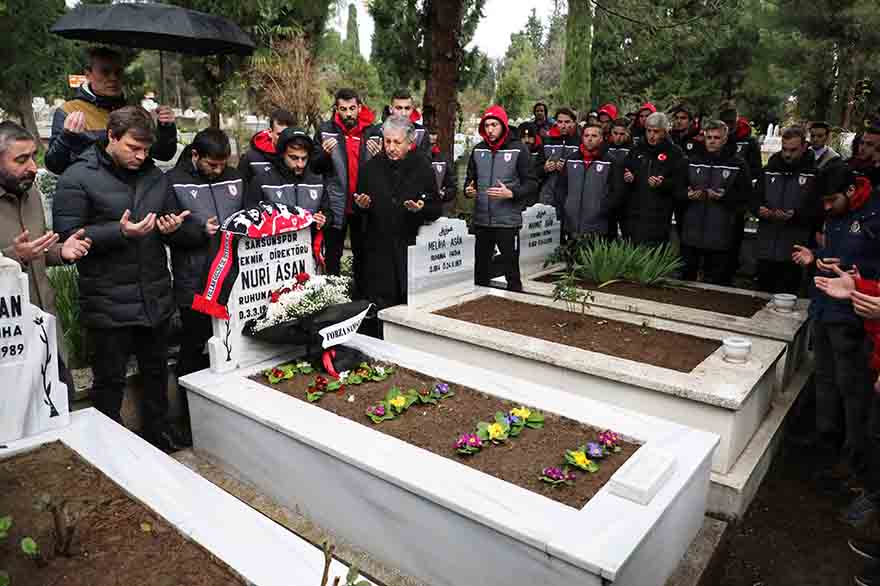 samsunspor-sehitlerini-mezari-basinda-andi.JPG