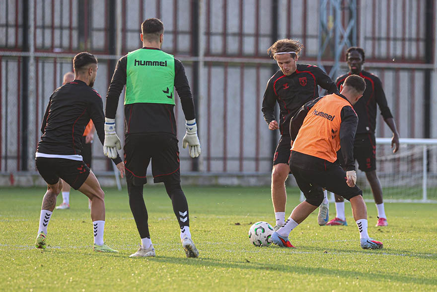 samsunspor-taraftari-onunde-avrupa-zaferine-hazirlaniyor.jpg