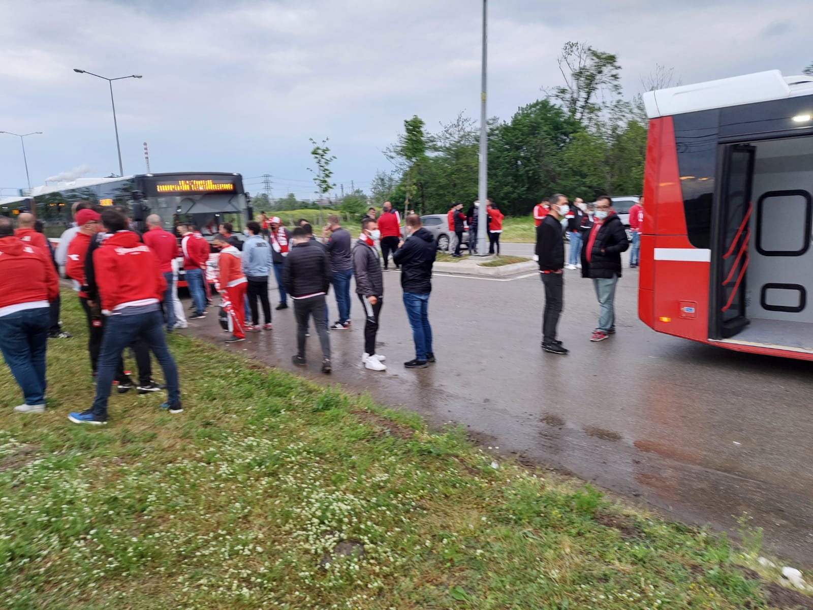 samsunspor-taraftarlari-mac-saatini-beklemeye-basladi-002.jpg