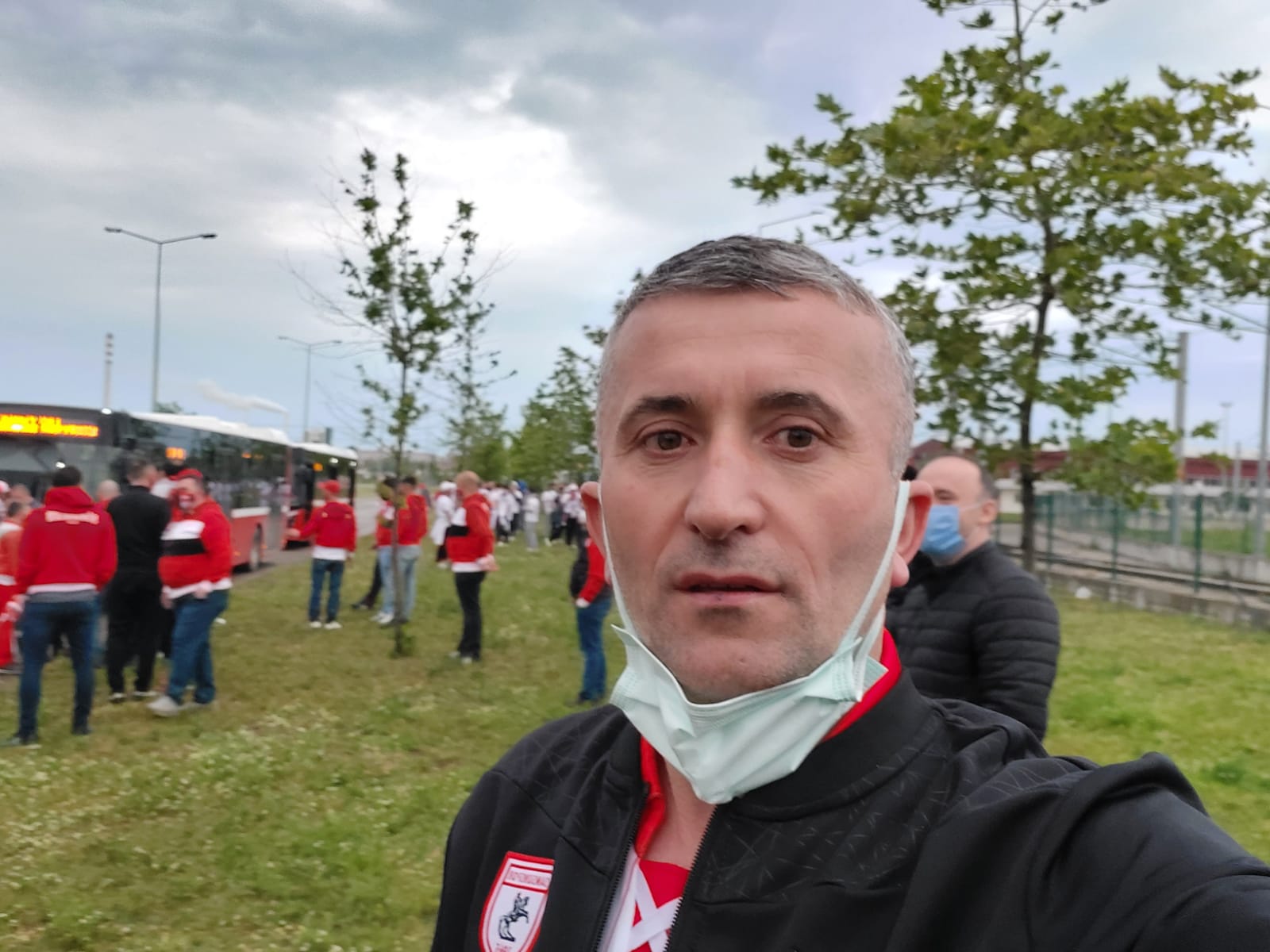 samsunspor-taraftarlari-mac-saatini-beklemeye-basladi-003.jpg