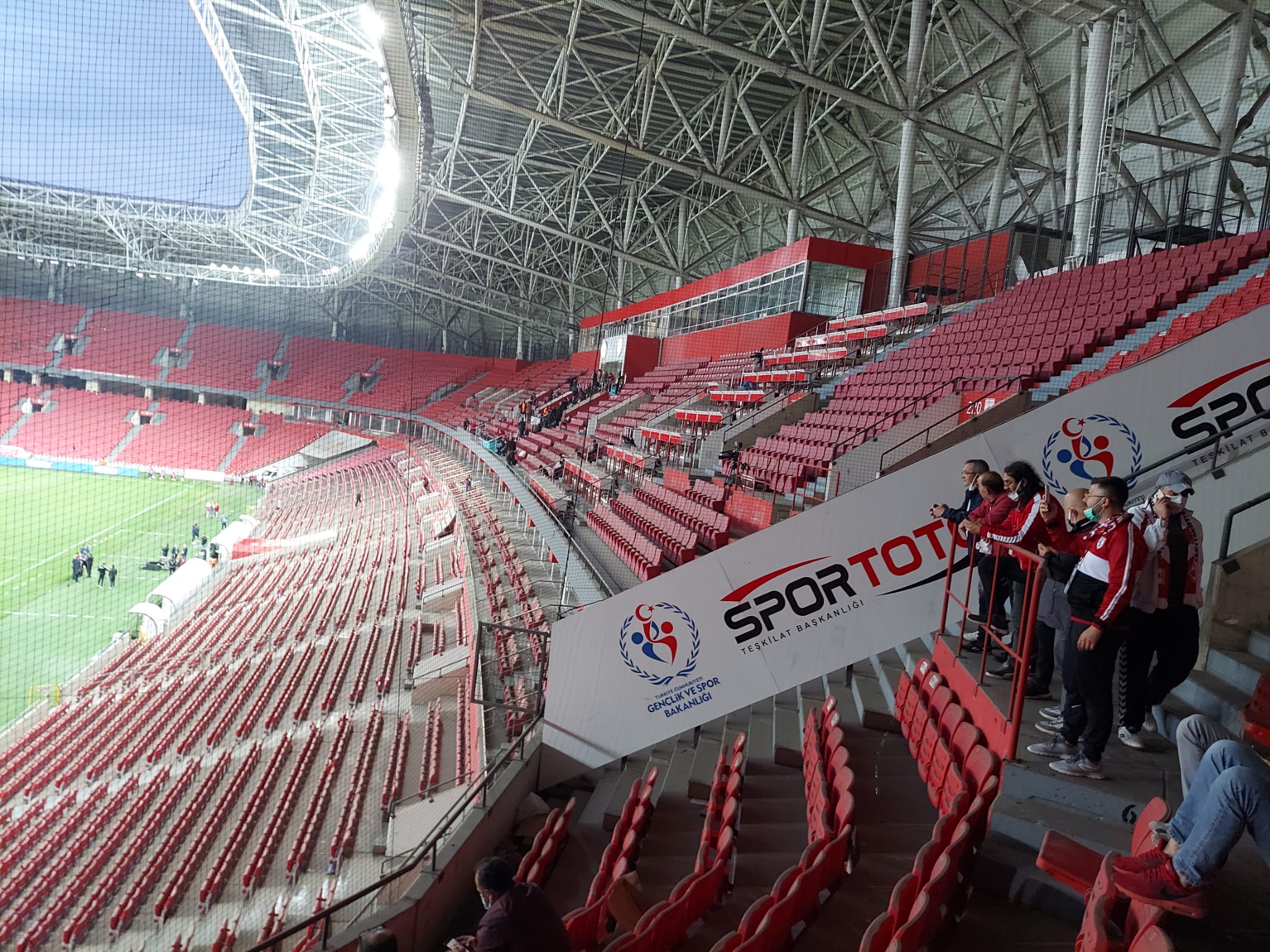 samsunspor-taraftarlari-mac-saatini-beklemeye-basladi-005.jpg