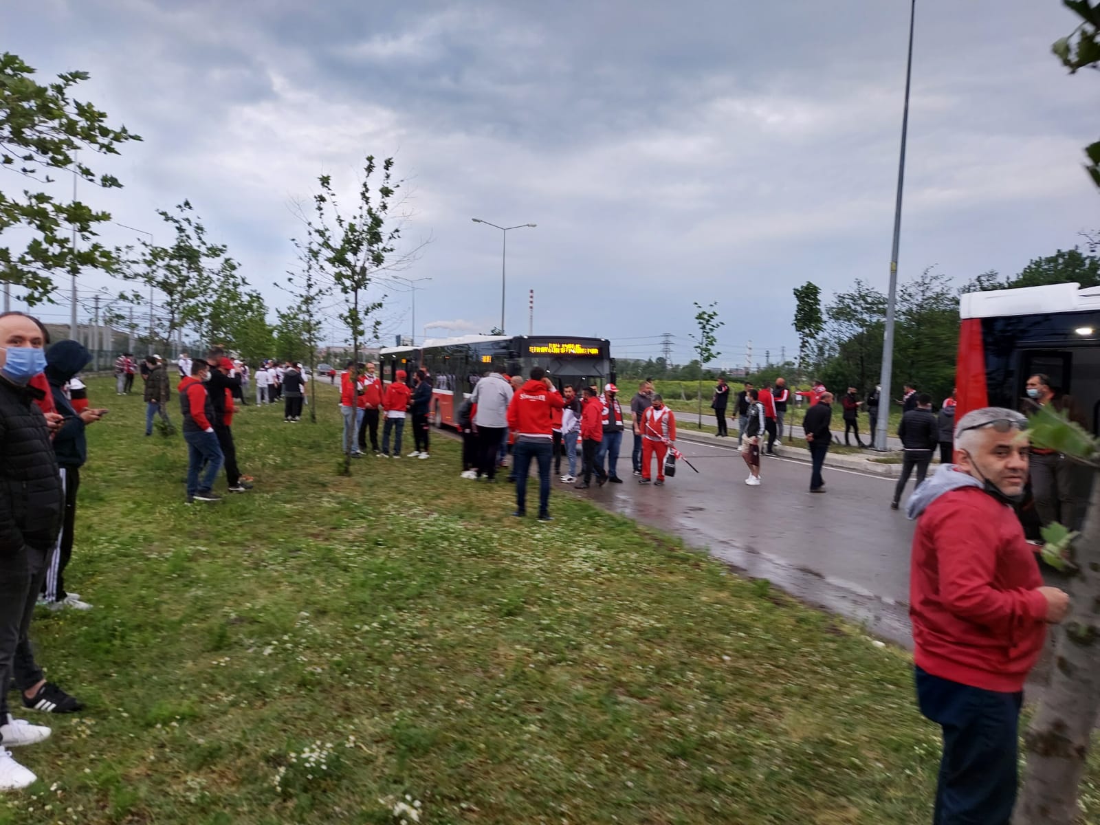 samsunspor-taraftarlari-mac-saatini-beklemeye-basladi.jpg