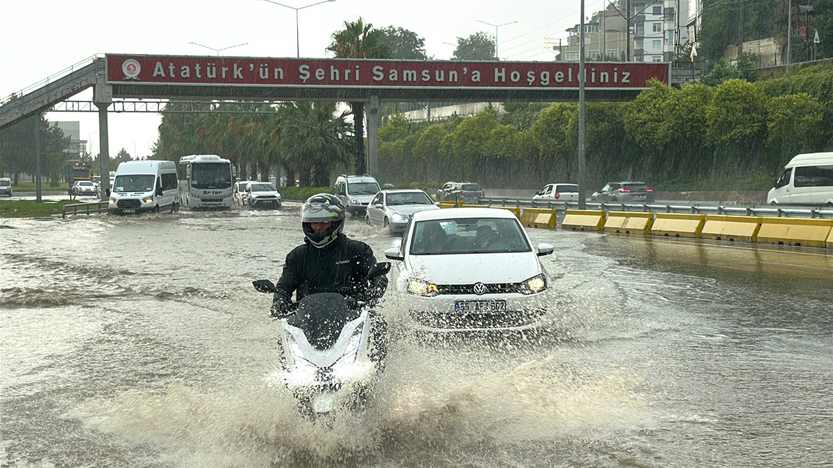 samsunu-saganak-vurdu-yollar-gole-dondu-evleri-su-basti-1.jpg