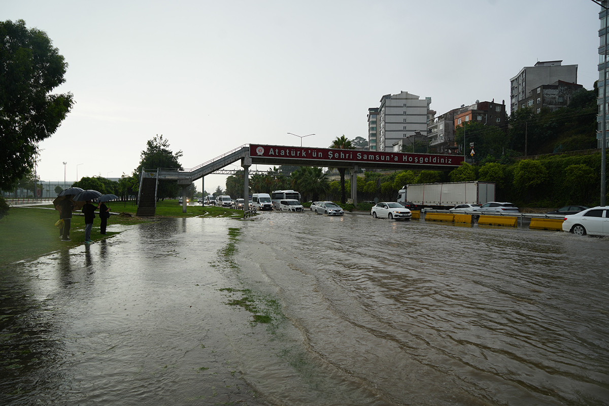 samsunu-saganak-vurdu-yollar-gole-dondu-evleri-su-basti-2.jpg