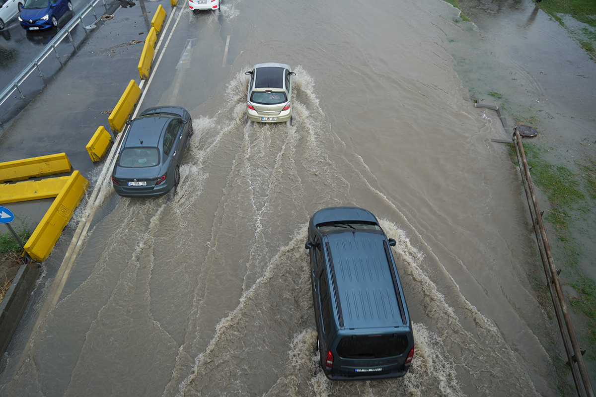 samsunu-saganak-vurdu-yollar-gole-dondu-evleri-su-basti-3.jpg