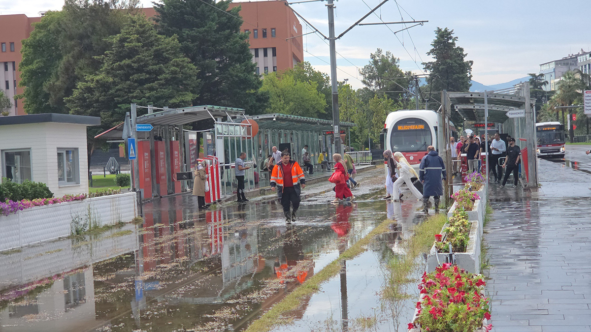 samsunu-saganak-vurdu-yollar-gole-dondu-evleri-su-basti-4.jpg