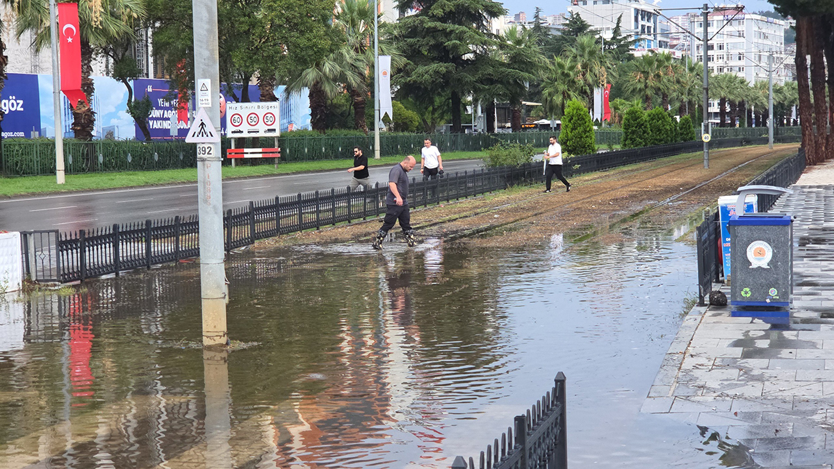 samsunu-saganak-vurdu-yollar-gole-dondu-evleri-su-basti-6.jpg