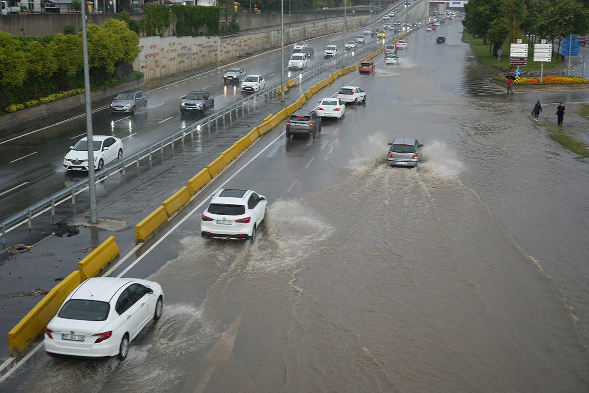 samsunu-saganak-vurdu-yollar-gole-dondu-evleri-su-basti-7.jpg
