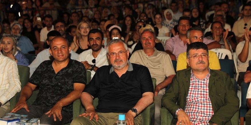 sevilen-sanatci-emre-fel-kapikayayi-eglenceye-bogdu-6.jpg