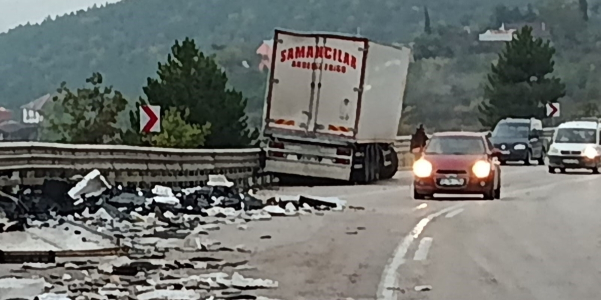 sinopta-devrilen-balik-kamyonu-001.jpg