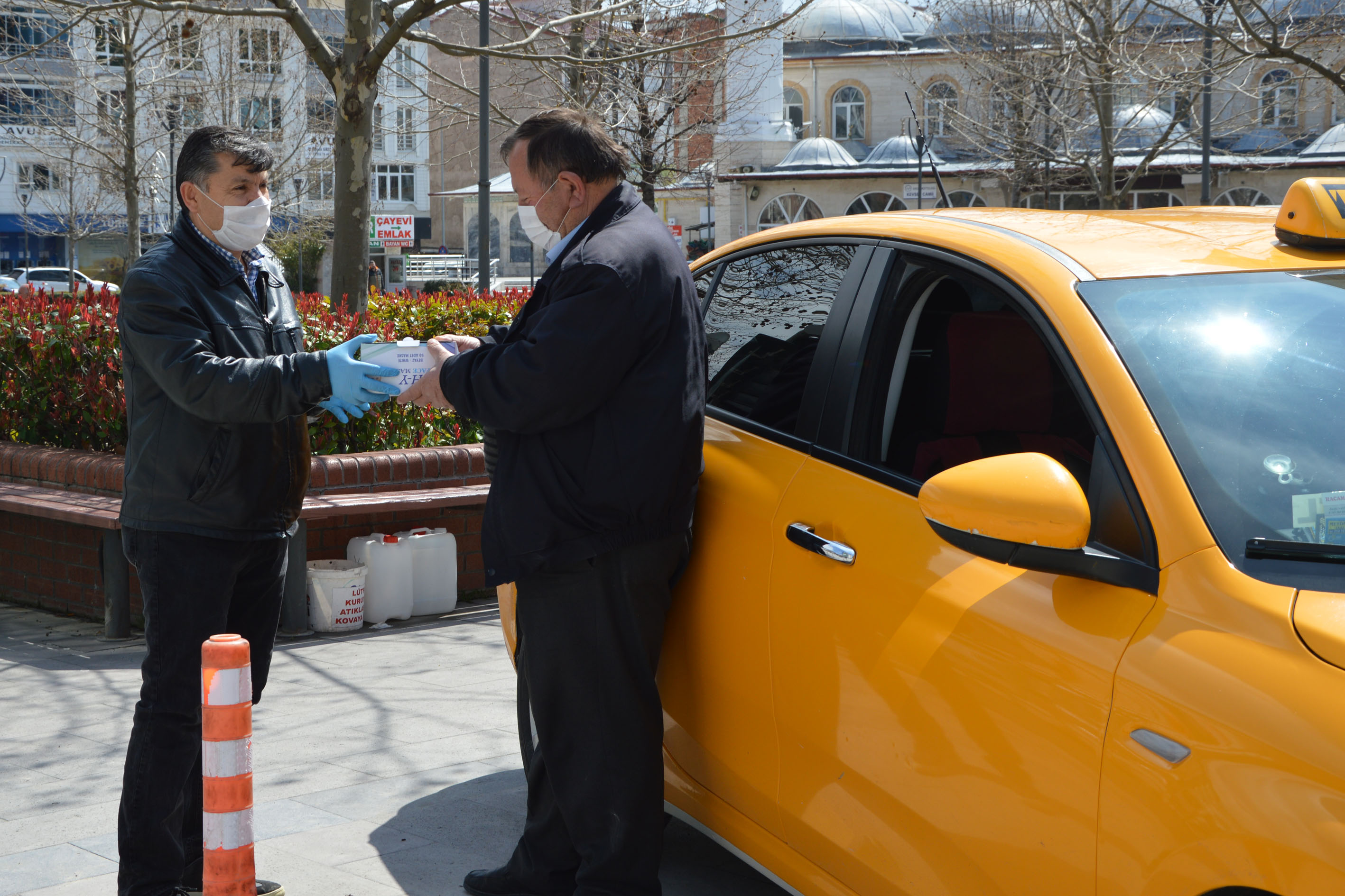 Havza Belediyesi Taksi Duraklarına Maske Dağıttı