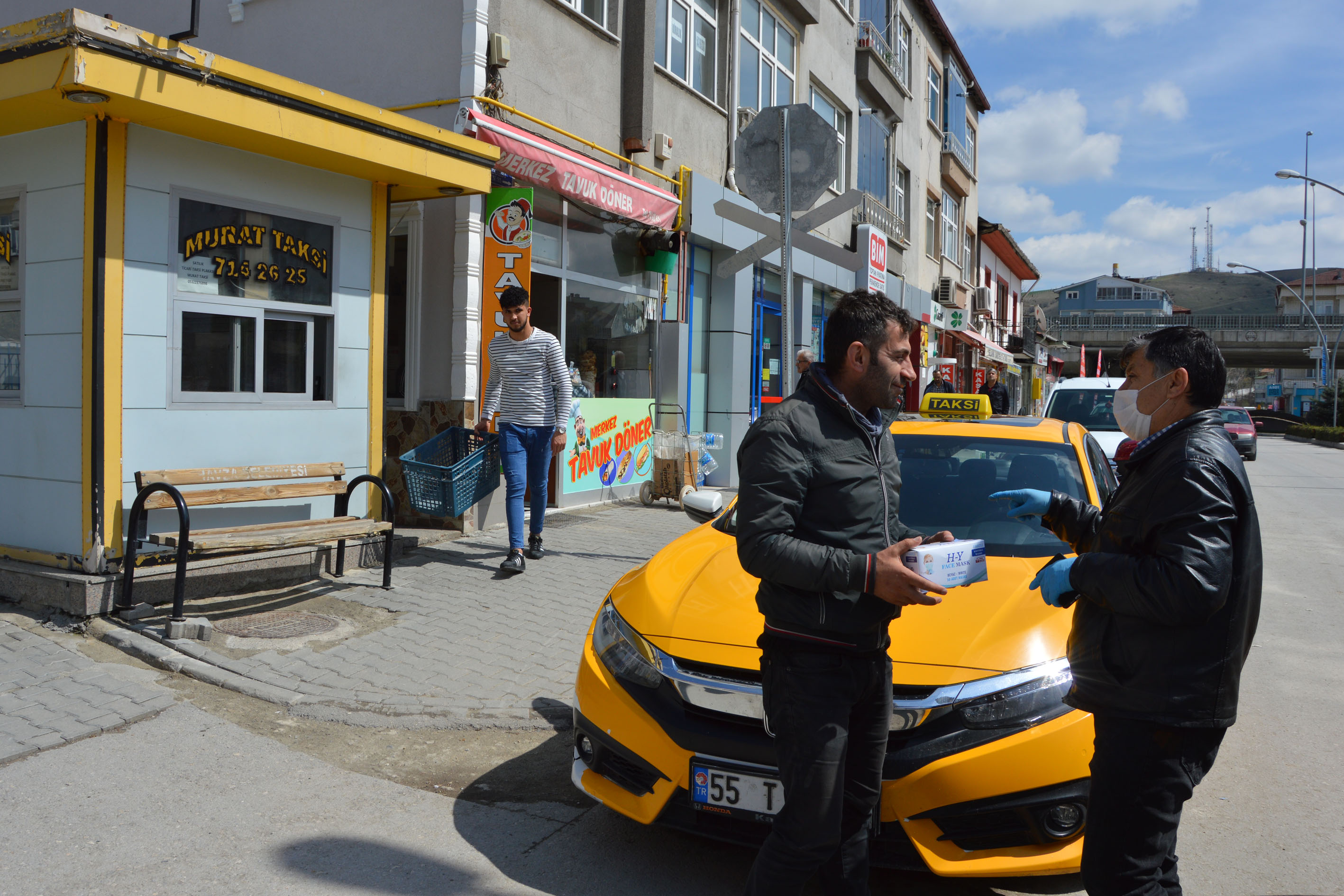 Havza Belediyesi Taksi Duraklarına Maske Dağıttı