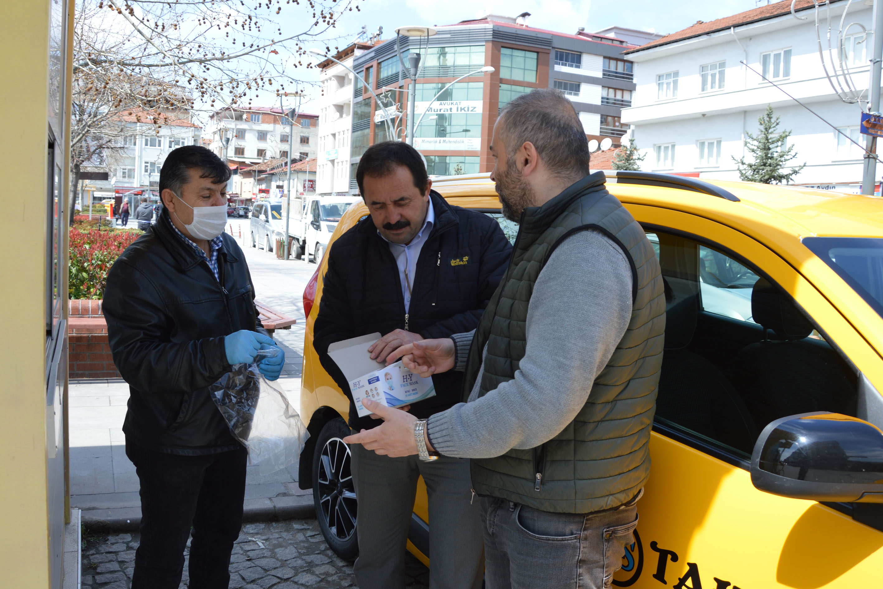 Havza Belediyesi Taksi Duraklarına Maske Dağıttı