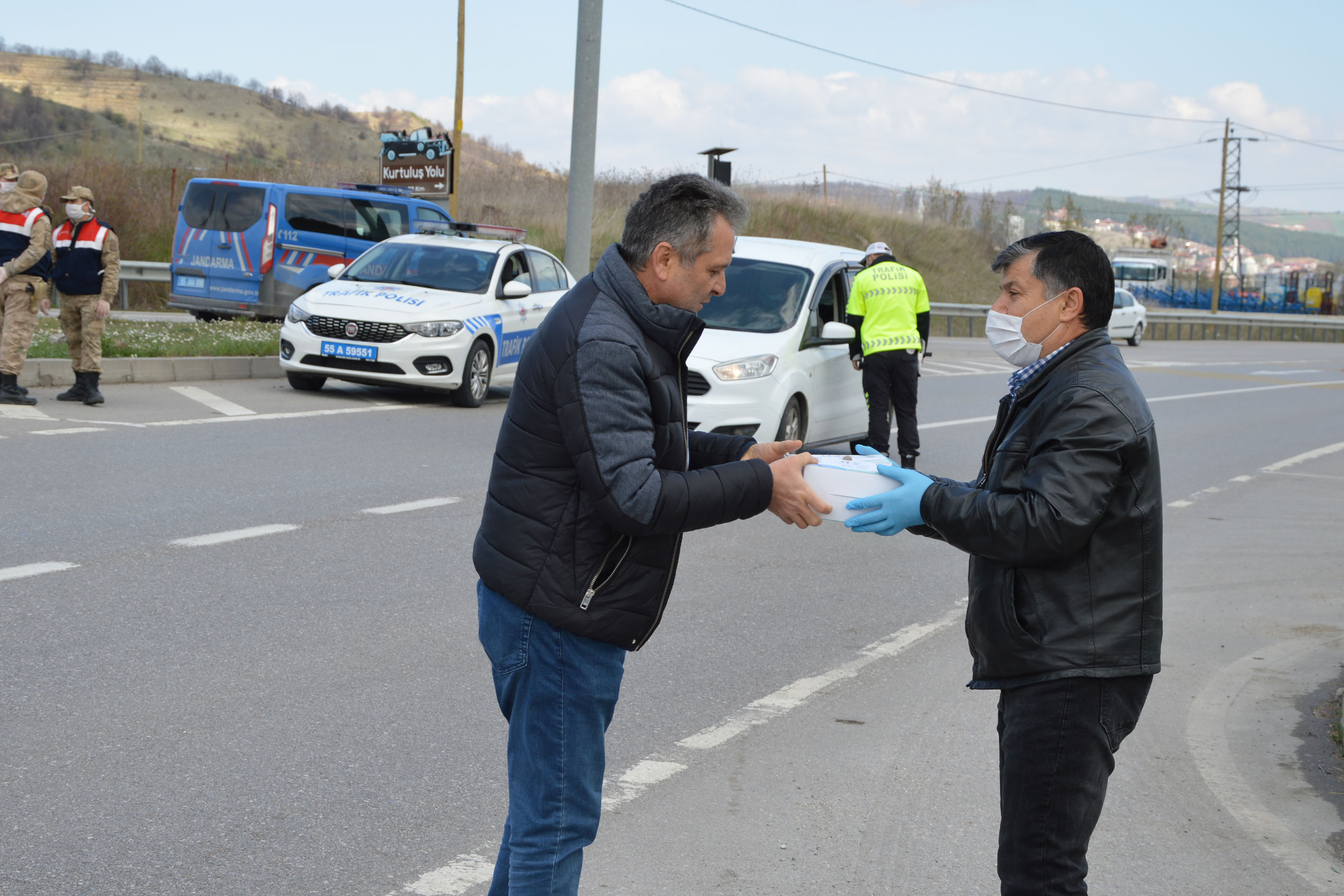 Havza Belediyesi Taksi Duraklarına Maske Dağıttı