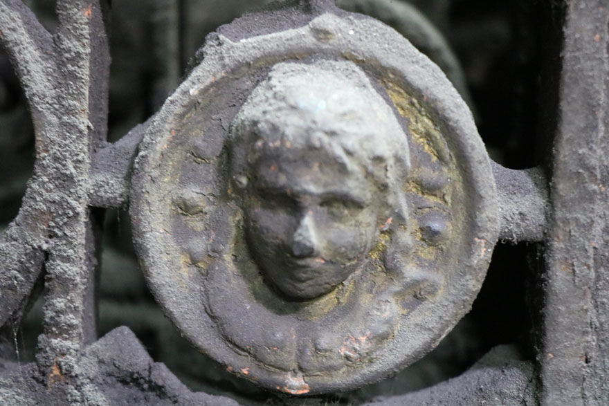 tarihi-eser-avcilari-bu-kapinin-pesinde-2.jpg