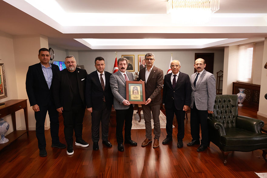 tek-eli-cebinde-olimpiyat-madalyasi-kazanan-yusuf-dikecten-samsun-valisine-ziyaret-1.jpg
