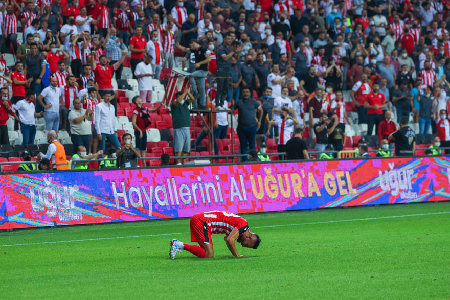 tff-1-ligin-ilk-haftasini-bay-gecen-samsunspor-kendi-evinde-balikesirsporu-yasin-oztekinin-attigi-3-gol-ile-3-1-maglup-etti-002.jpg