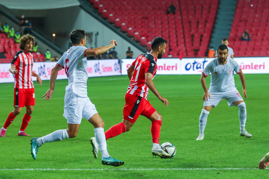 tff-1-ligin-ilk-haftasini-bay-gecen-samsunspor-kendi-evinde-balikesirsporu-yasin-oztekinin-attigi-3-gol-ile-3-1-maglup-etti-003.jpg