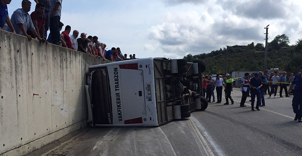 trabzonda-yolcu-minibusu-devrildi-2-olu-13-yarali3-001.jpg