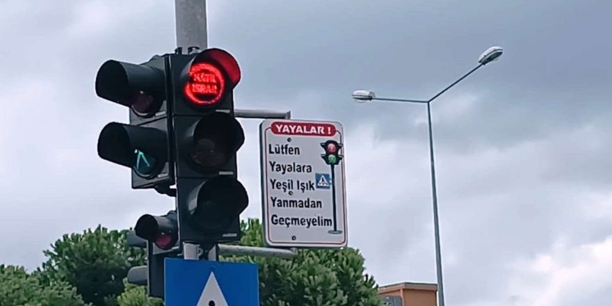 trafik-lambalarinda-ozgur-filistin-yazislari-001.jpg