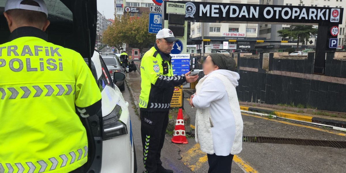 trafik-polisi-ysarali-kadini-yagmurdan-yelegiyle-korudu-002.jpg