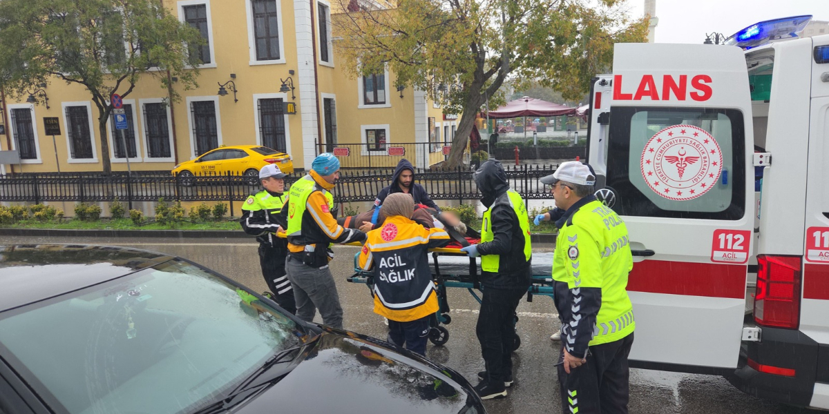 trafik-polisi-ysarali-kadini-yagmurdan-yelegiyle-korudu-003.jpg
