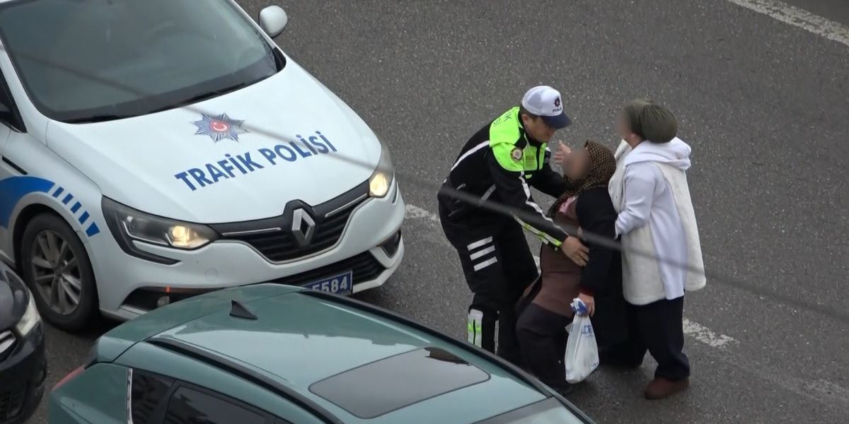 trafik-polisi-ysarali-kadini-yagmurdan-yelegiyle-korudu.jpg