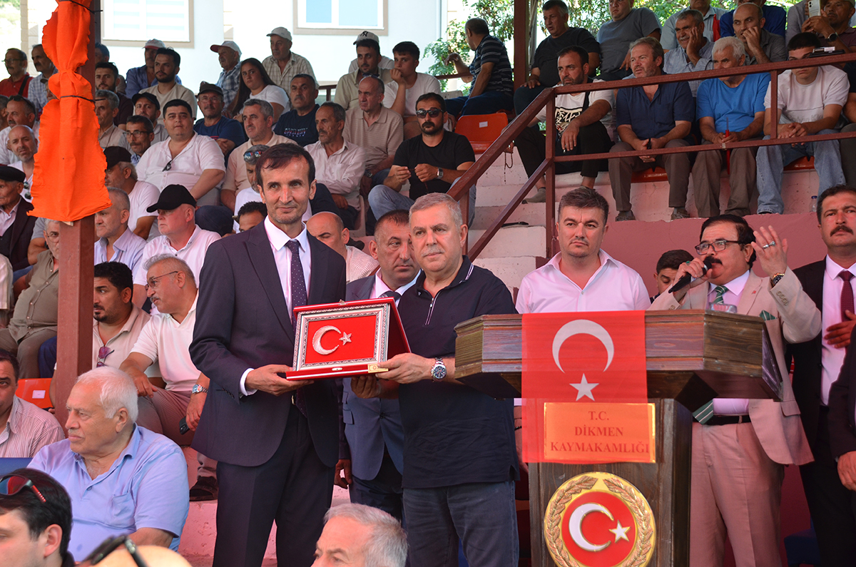 turk-bayraginin-golgesinde-dev-gures-3.jpg
