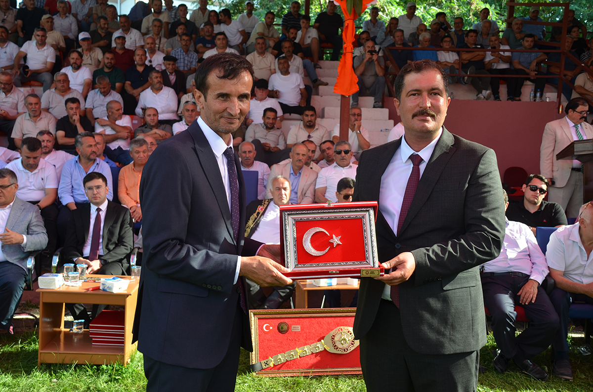 turk-bayraginin-golgesinde-dev-gures.jpg
