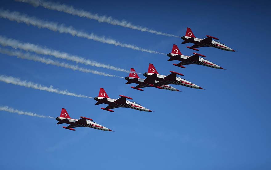 turk-yildizlari-samsun-semalarinda-ay-yildiz-cizdi-2.jpg