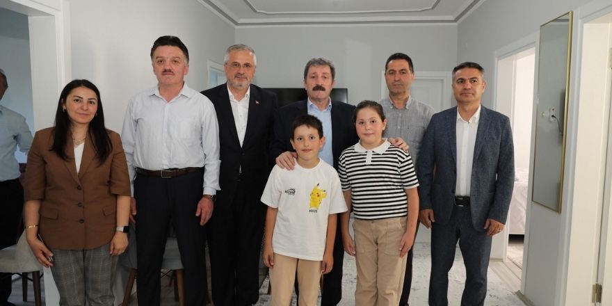 vali-tavli-bafrada-15-temmuz-gazisini-medyaya-duyurmadan-ziyaret-etti-5.jpg