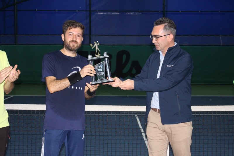 veteran-1-tenis-turnuvasi-sampiyonu-abdullah-yildirim-oldu-001.jpg