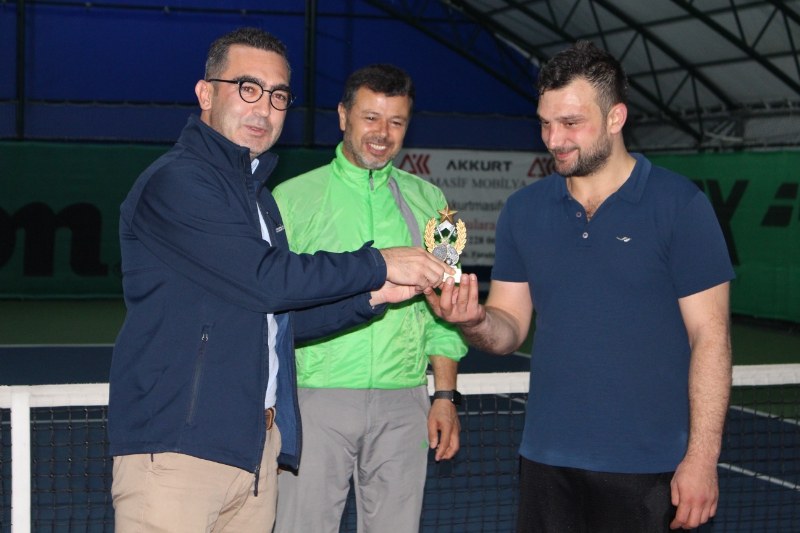 veteran-1-tenis-turnuvasi-sampiyonu-abdullah-yildirim-oldu-002.jpg