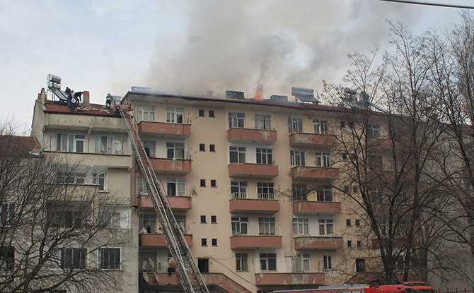 vezirköprüde çatı yangını korkuttu