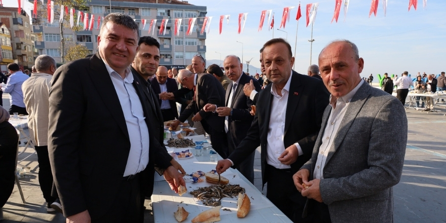 yakakent-hamsi-festivali-rekor-katilimla-renkli-goruntulere-sahne-oldu4.jpg