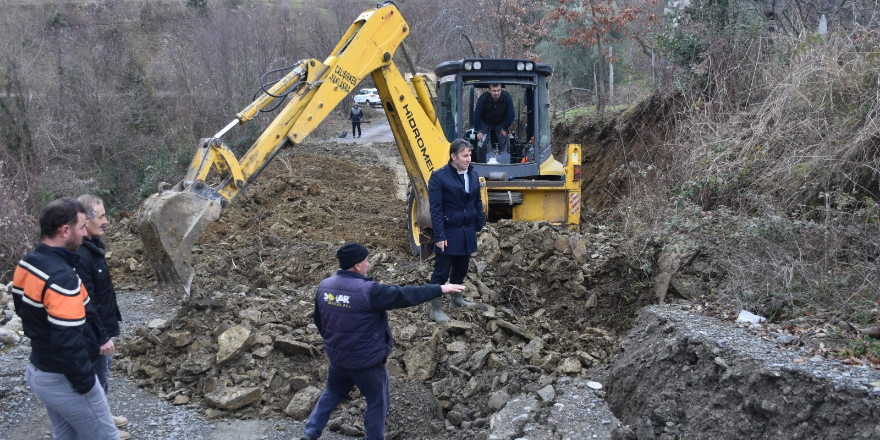 yakakentte-heyelan-nedeniyle-mahalle-yolu-trafige-kapandi-001.png