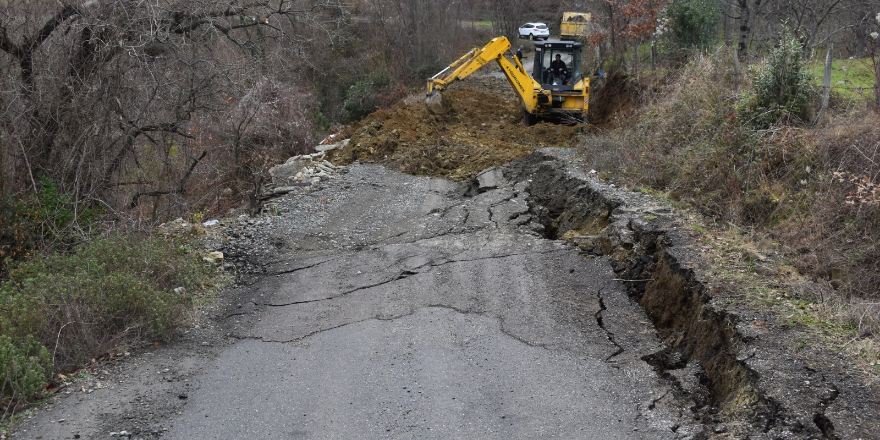 yakakentte-heyelan-nedeniyle-mahalle-yolu-trafige-kapandi-002.png