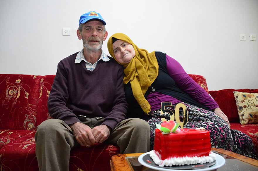 yarim-asri-deviren-cift-50nci-yillarini-14-subat-sevgililer-gununde-pasta-keserek-kutladi.jpg