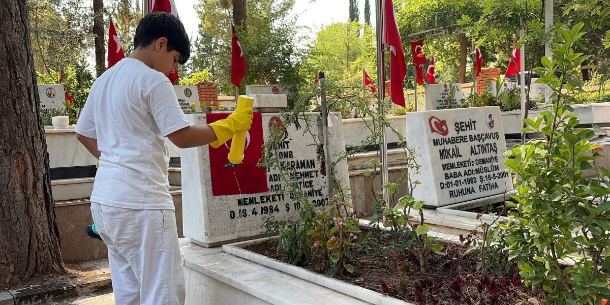 yasitlari-oyuncaklariyla-oynarken-o-oyuncaklarini-satip-sehitlikleri-temizliyor-001.jpg