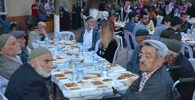 yavuz-sultan-selim-camiinden-iftar-yemegi--4.jpg