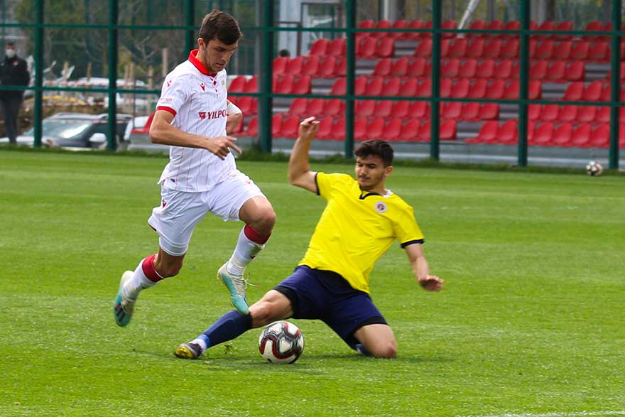 yilport-samsunspor-u19-menemenspor-u19u-kendi-evinde-3-0-yendi-2.jpg