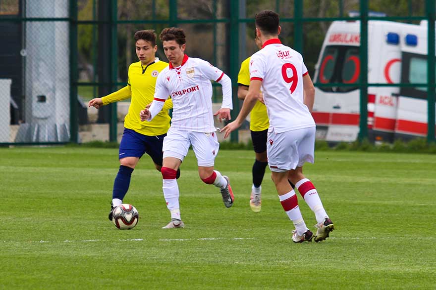 yilport-samsunspor-u19-menemenspor-u19u-kendi-evinde-3-0-yendi-3.jpg