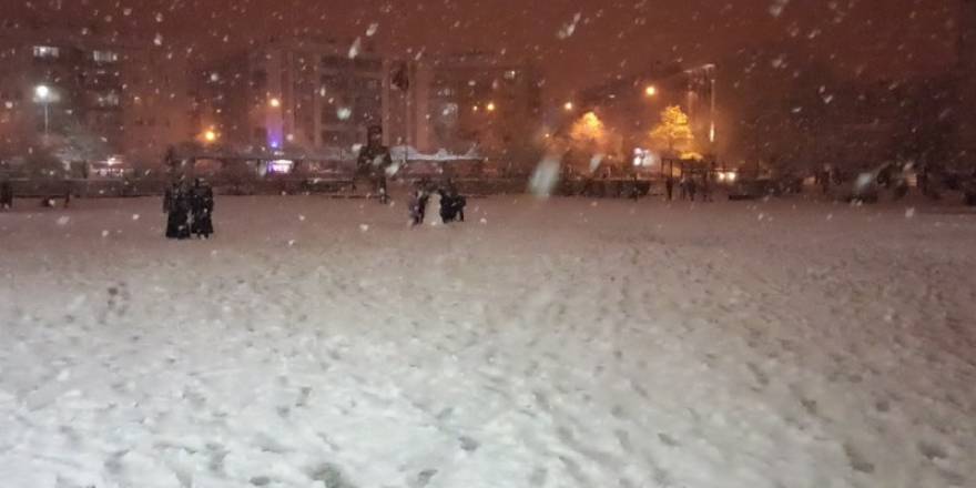 Lapa lapa yağan kar sokağa döktü