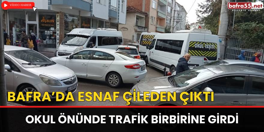 Bafra'da sabahları okul önlerinde trafik çilesi esnafı deli ediyor