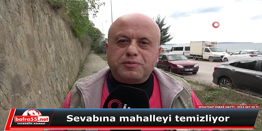 Sevabına mahalleyi temizliyor