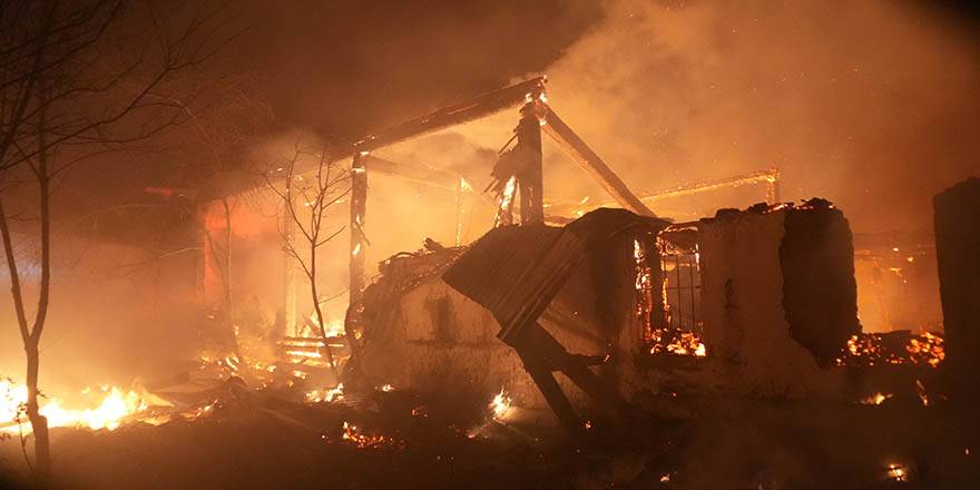 Kastamonu'da 2 katlı ahşap ve traktör kül oldu